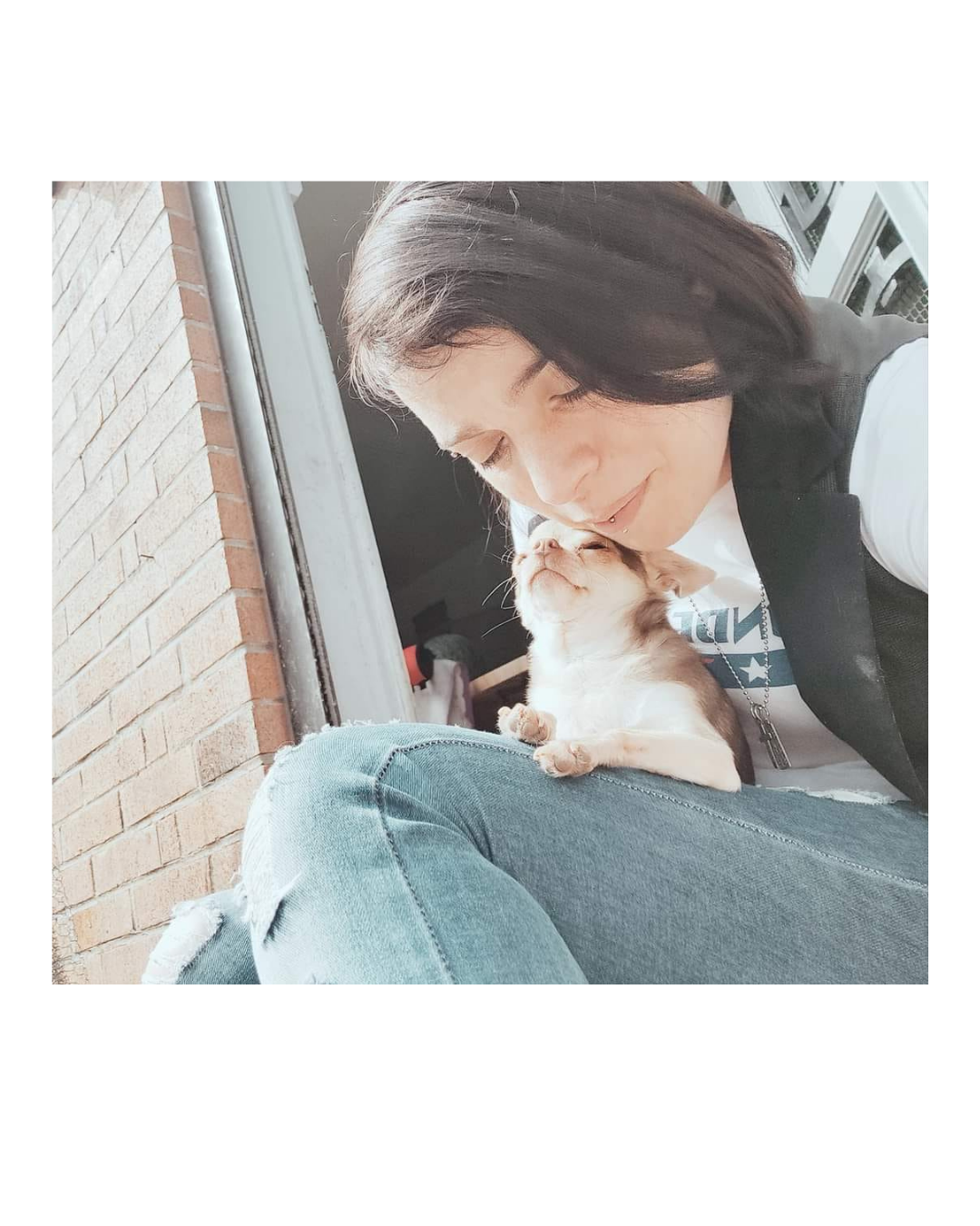 Doriane tenant Pocket, son chihuahua de 125g